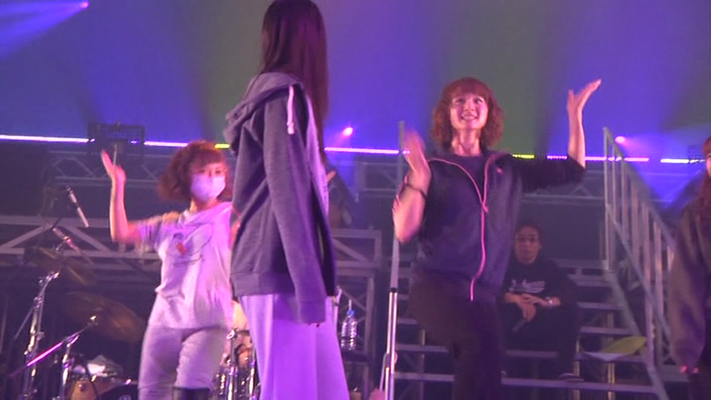 --- begutachten ihre heutige Bühne. Zwischendrin versuchen sich Aina und Robin an der Choreografie von Yurika's Song. Sie lacht und ist sehr entspannt - Noch!
