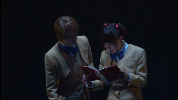 Miaka kann es nicht lesen und bittet Yui, die Altchinesisch versteht, es zu lesen. Dabei fragt sie immer wieder was dieses "Suzaku" ist  - bis Yui die Nerven verliert XDDD