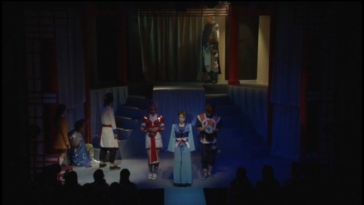 Zeitgleich tritt Yui in zeremonischer Kleidung vor den Altar. Soi und Suboshi stehen bei ihr und halten die Shinzahou bereit