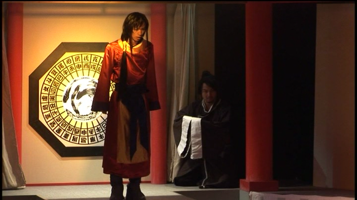 Hotohori ist geschockt von Chichiri's Worten, doch auch der kaiserliche Berater bestätigt das Kutou in Konan eingefallen ist