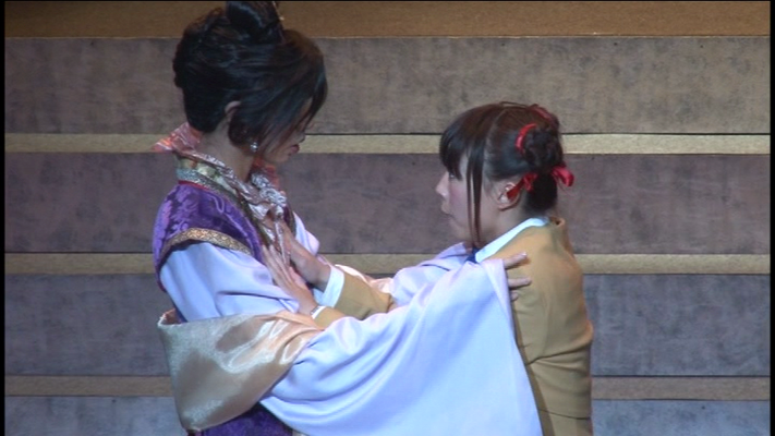 Miaka gibt ihr die Backpfeife zurück und erklärt ihr das zwischen dem Kaiser und ihr nichts ist, da Nuriko die beiden zuvor vertraut erwischt hatte. Nuriko droht ihr Tamahome weggzunehmen. Miaka bittet sie sich das nochmal zu überlegen ---