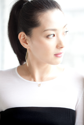 (詩人、ア-ティスト)伊東友香 Artist写真　メイク高野雄一、ヘア原田奈美