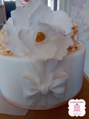 Tarta de boda personalizada con lazo y flores. Tarta sencilla para boda. Tartas de boda en Cartagena, Murcia. Tarta de boda espectacular.