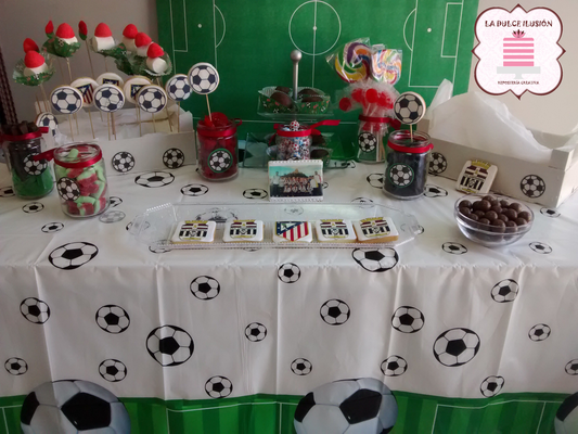 Mesa dulce comunion futbol en Cartagena. Candy bar comunion futbol en Cartagena. Tarta de comunion, decoracion estilo futbol, cupcakes, cakepops, cookies, bagel, golosinas, decoracion verde y blanco, balones de futbol. La dulce ilsuion