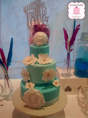 Tarta de boda con flores de 3 pisos. Pastel de boda con fondant en Cartagena, Murcia. Tarta de boda espectacular.