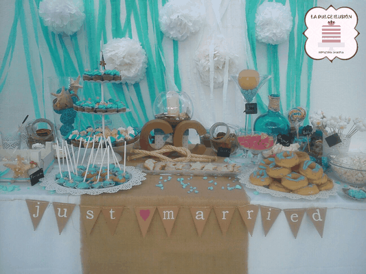 Mesa dulce en la playa Cartagena. Candy bar boda en Cartagena. Tarta de boda, cupcakes, cakepops, cookies, bagel, golosinas, decoracion blanco, azul y marron. La dulce ilsuion