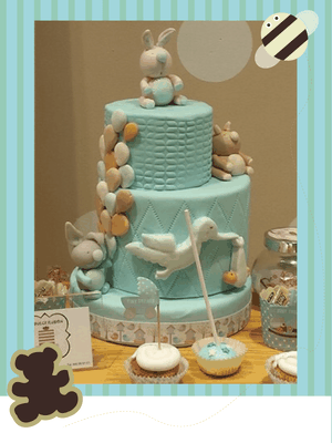 Tarta bautizo de tres pisos en Cartagena, Murcia. Tarta de fondant azul con oso para un recien nacido en mesa dulce, candy bar