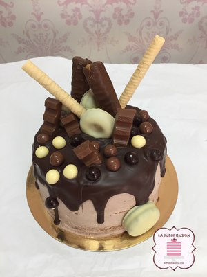 dripcake en Cartagena, Murcia. Tarta de chocolate y  ferrero, kinder bueno, filipinos, chocolatinas y chocolate, drip cake