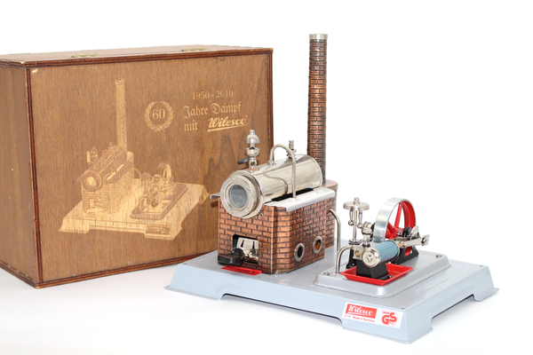 121 - D10/60 2010 - 60 Jahre Dampfmaschinen von Wilesco, frühe Ausführung mit dunkler Gravur - 60 years of steam engine by Wilesco, early version dark engravement