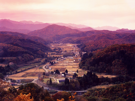 １０月　秋深まる飯豊山と中津川村（上原）Mt. Iide and Nakatsugawa Village deepening in autumn