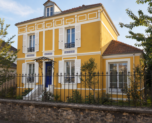 Façade rénovée avec encadrements soulignés et composition d’inspiration florentine dans le Val-d’Oise.
