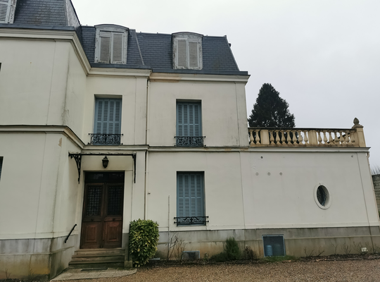 Façade avant rénovation d’une maison de maître à toiture à la Mansart dans l’Oise.