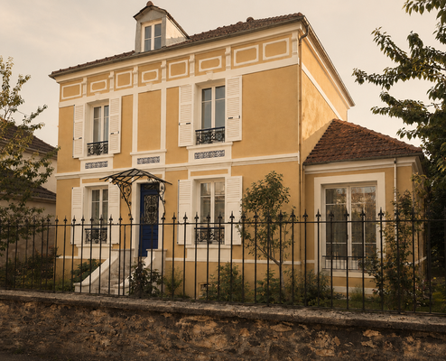 Façade rénovée avec extension, encadrements soulignés et composition d’inspiration florentine dans le Val-d’Oise.