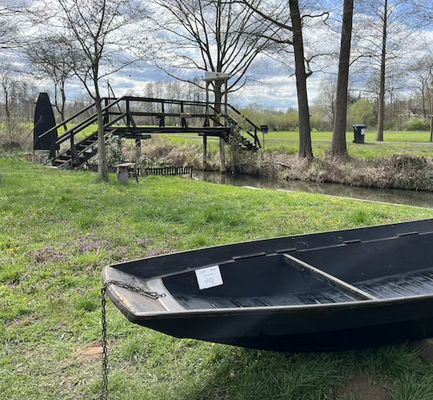 Holzkähne werden im Frühjahr geteert