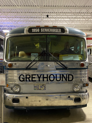 Im Greyhound-Museum Hibbing versucht sich Rainer als Busfahrer. Die Greyhound-Buslinie befindet sich mittlerweile in deutschen Händen (FlixMobility)