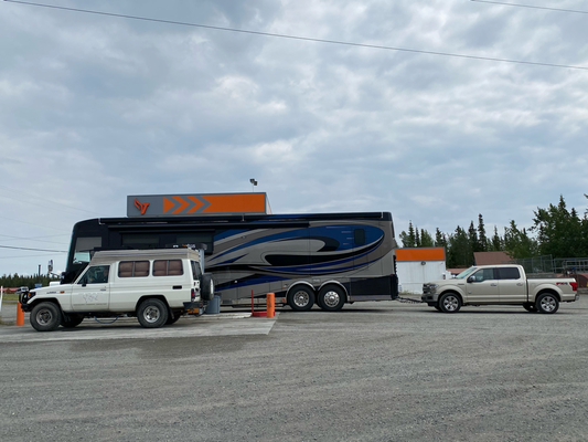 Beim Tanken in Tok: Zwei verschiedene Konzepte von Campingfahrzeugen. Der Pickup parkt nicht hinter dem Monstermobil, sondern ist fest verbunden und wird hinterhergeschleppt.