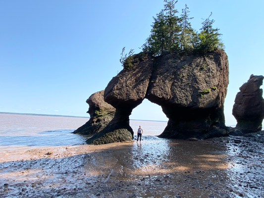 Während man kurz zuvor noch mit dem Paddelboot zwischen den Felsen hindurchpaddeln konnte, ...