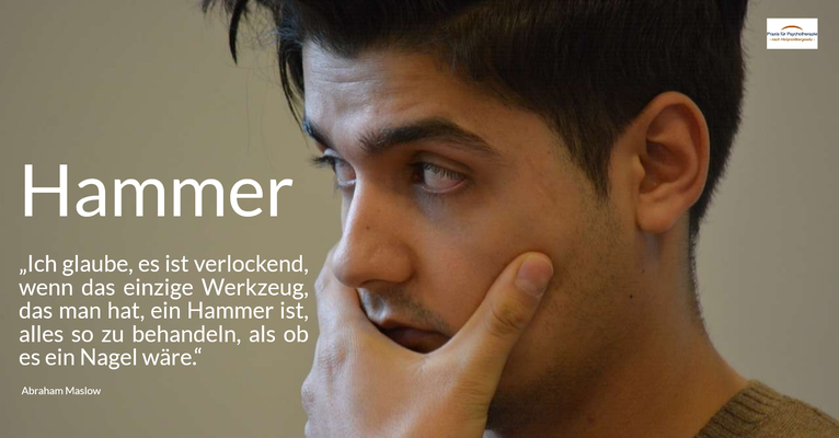 Hammer - „Ich glaube, es ist verlockend, wenn das einzige Werkzeug, das man hat, ein Hammer ist, alles so zu behandeln, als ob es ein Nagel wäre.“ (Abraham Maslow)