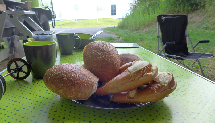 Es fing gut an. Schon in Deutschland bekommen wir Brötchen geschenkt.