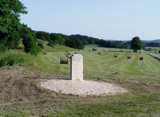 Stèle de Sainte Blaizine [Thézillieu], en plein champ.