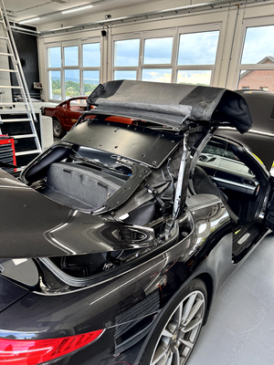 Verdeckgestell bei der Montage eines neuen Verdeckes beim Porsche 991