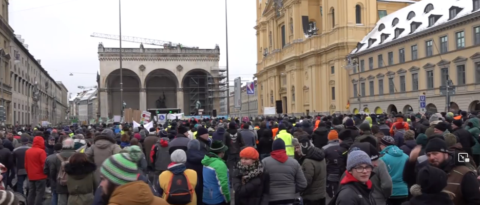Menschen dicht gedrängt in der Kälte: Bauern-Kundgebung in München am 8.Jan. 2024. Screenshot Helga Karl bei live-Übertragung
