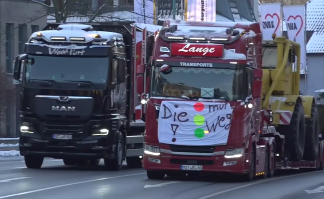 Zwei LKWs bei Bauerndemo in Neubrandenburg am 8.Jan. 2024 mit Plakat "Die Ampel muss weg".  Screenshot Helga Karl bei live-Übertragung