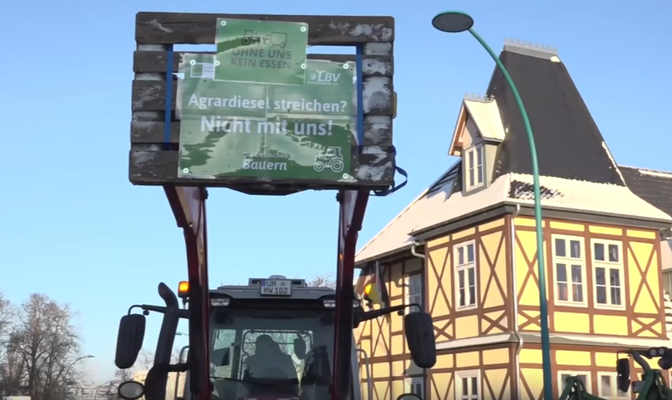 Traktor mit Plakat Bauernverband bei Aktion in Neubrandenburg am 8.Jan. 2024. Screenshot Helga Karl bei live-Übertragung