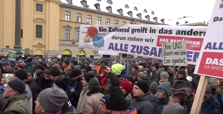 Großes Transparent "Darum stehen wir alle zusammen. Das Handwerk" - Bauern-Kundgebung in München am 8.Jan. 2024. Screenshot Helga Karl bei live-Übertragung