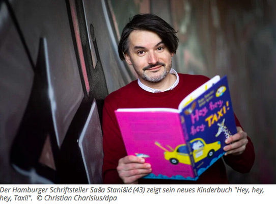 Saša Stanišič mit einer Ausgabe des ersten "Taxi"-Buchs