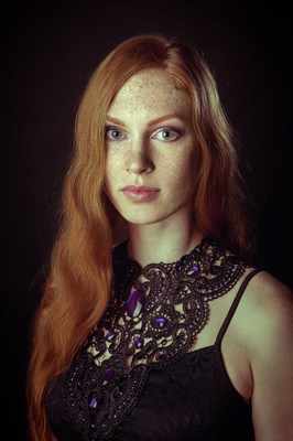 Foto/Edit: C.N. Foto Model/Styling: jess.khn (Instagram) Schmuck: Bloody Brilliants, Großes Collier Antik mit Perlen lila