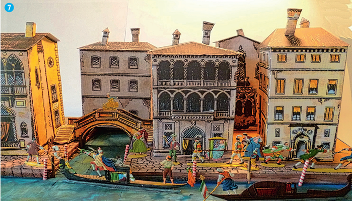 Karneval in Venedig vor Pappgebäuden