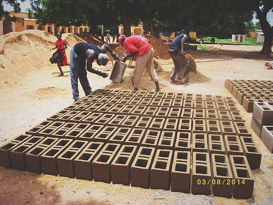 N'Gabacoro-Droit : confection de briques pour la construction des 3 classes de l'école primaire