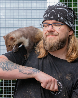 Thyge Völker kuschelt mit Steinmarder Craddie.