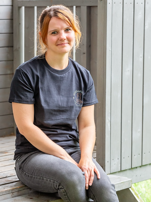 Julia von Wussow präsentiert Auenland-T-Shirt.