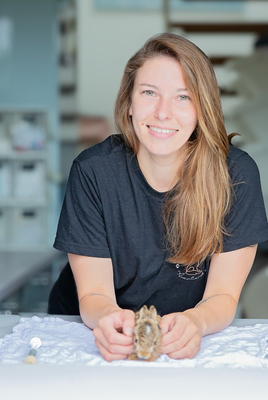 Samira Knopf zeigt sich in Auenland-T-Shirt.