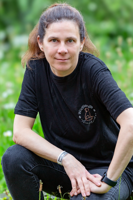 Antje Gotzmann, genannt Annie, zeigt sich in neuem Auenland-T-Shirt.