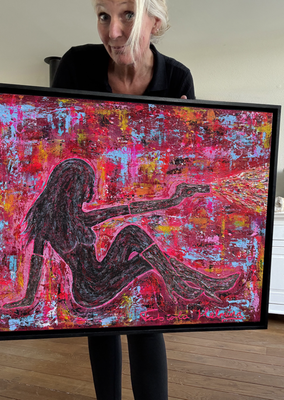 pink schilderij met relief 80 x 60 cm shooting angel gun woman