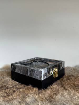 Houten doosje met hartvorm voor as, sieraden of andere herinneringen 11 x 11 x 5 cm. 