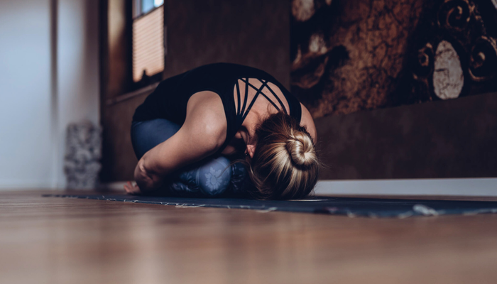 Yogaübung auf der Matte im Yogaroom Tholey