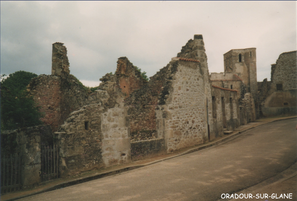 ThP 30 juni 1987 - Frankrijk - Oradour-sur-Glane - De ruïnes van huizen en kerk, van na de massamoord en brand van 10 juni 1944 door Duitse soldaten..