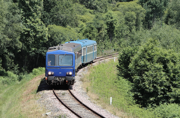 Partenariat avec l'association CFTST de Vierzon, leur X2141, leur XR6167 et notre X2830 forment un train entre Pontivy et Lambel-Camors, le dimanche 12 juin 2022. ©Alain Troadec