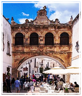 Ostuni: L'Arco Scoppa davanti alla Cattedrale