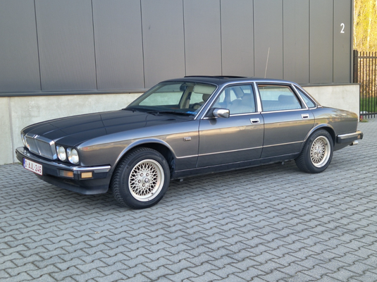 Jaguar XJ40 
