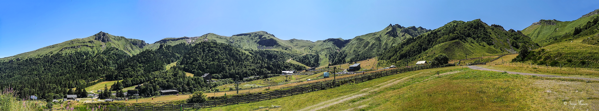 Le Massif du Sancy vu à 180° côté Mont-Dore - Avec le Le Puy de Sancy (altitude de 1886 m) - Auvergne - France