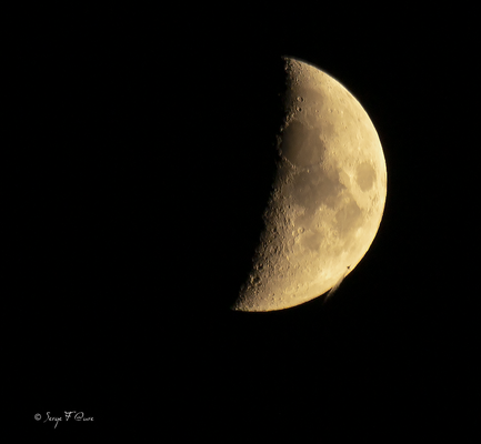 Demie lune du 01 08 2025 - En bas à droite, passe un avion. 