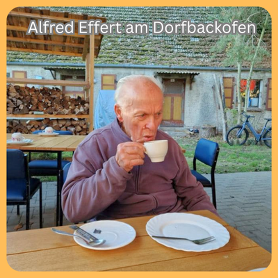 Unser Alfred Effert beim Kaffee trinken