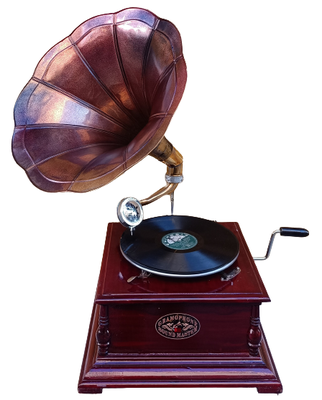 Gramófono cuadrado madera con campana de latón. Ref 0806A. Base 44x37x75. Diámetro campana 41 cms