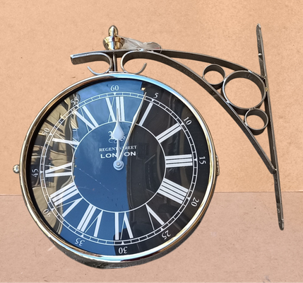 Reloj estación metal 2 caras. Ref 19311. 35x36x7. Diámetro de esfera 26 cms