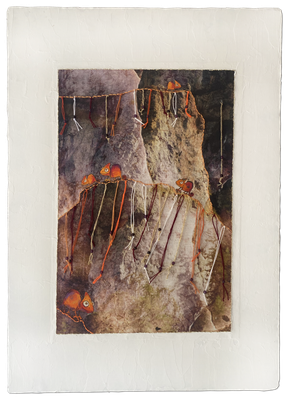"Chamäleonwanderung", 70 x 50 cm inkl. Rahmen, Stoffdruck, Buntstifte, Fäden, Perlen, auf Pappwabenplatte